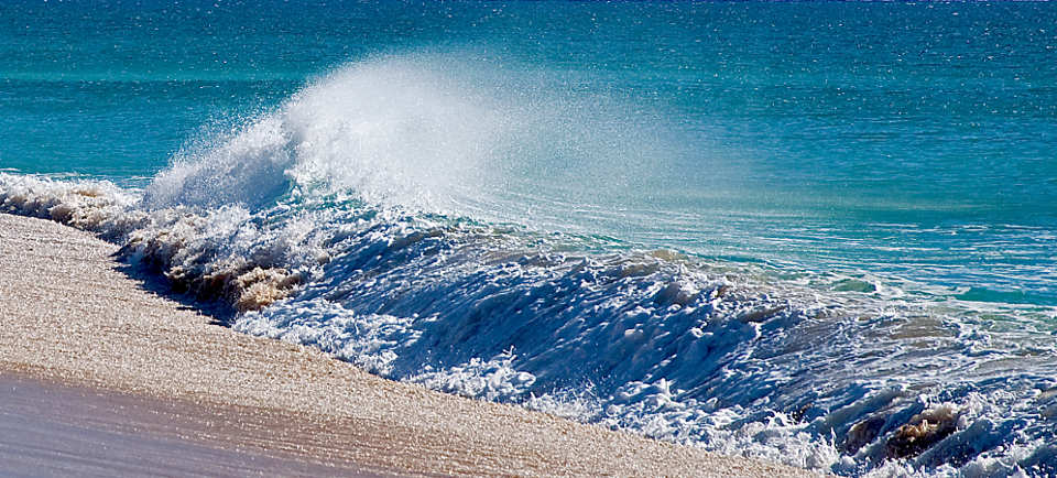 Welle am Strand der Ilha de Faro