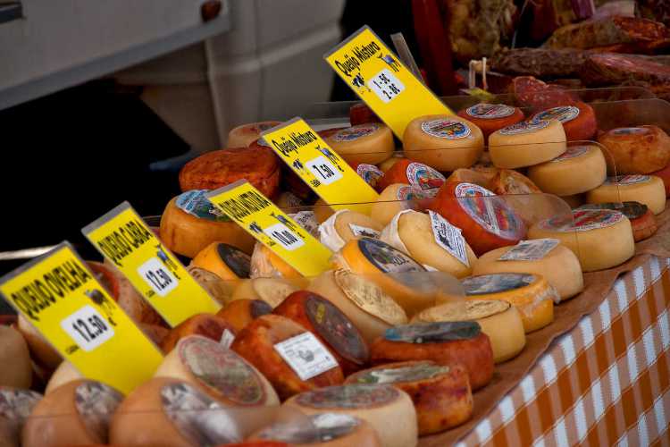 Marktstand mit Käse der Region